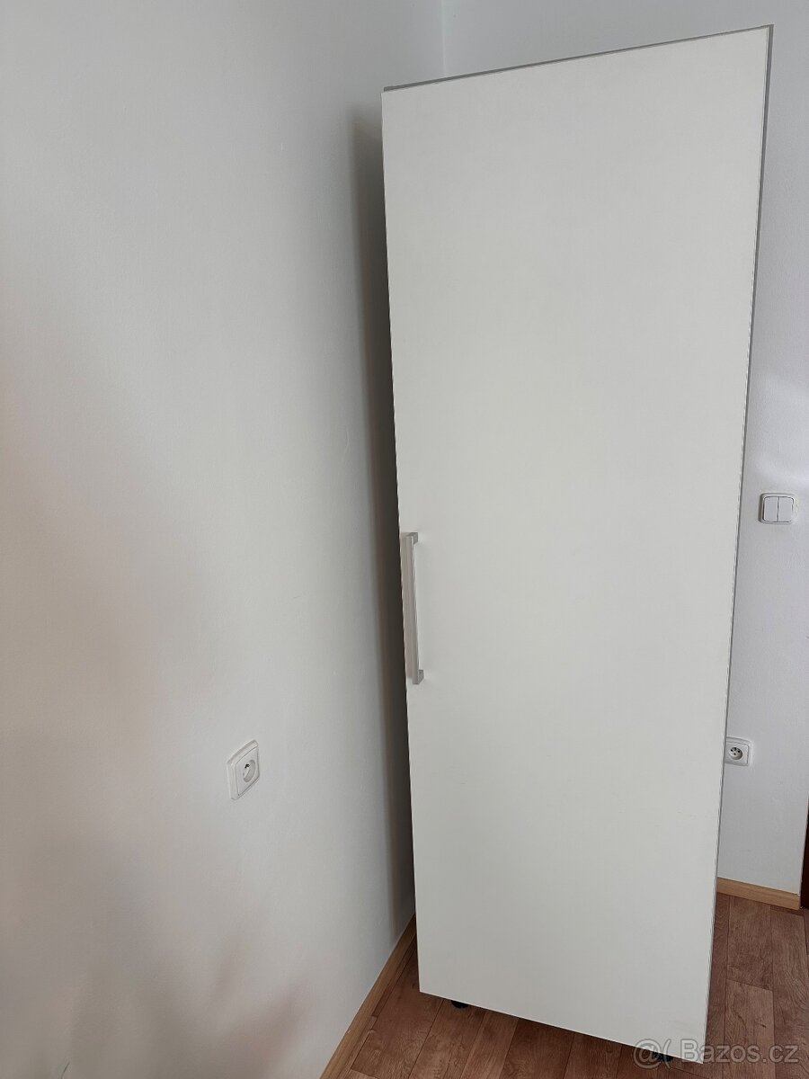 bílá šatní skříň