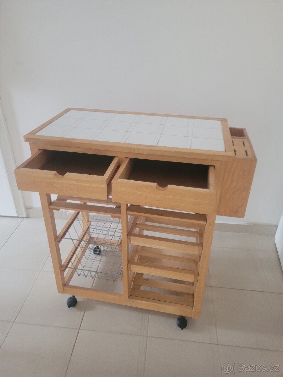 Servírovací stolek na kolečkách