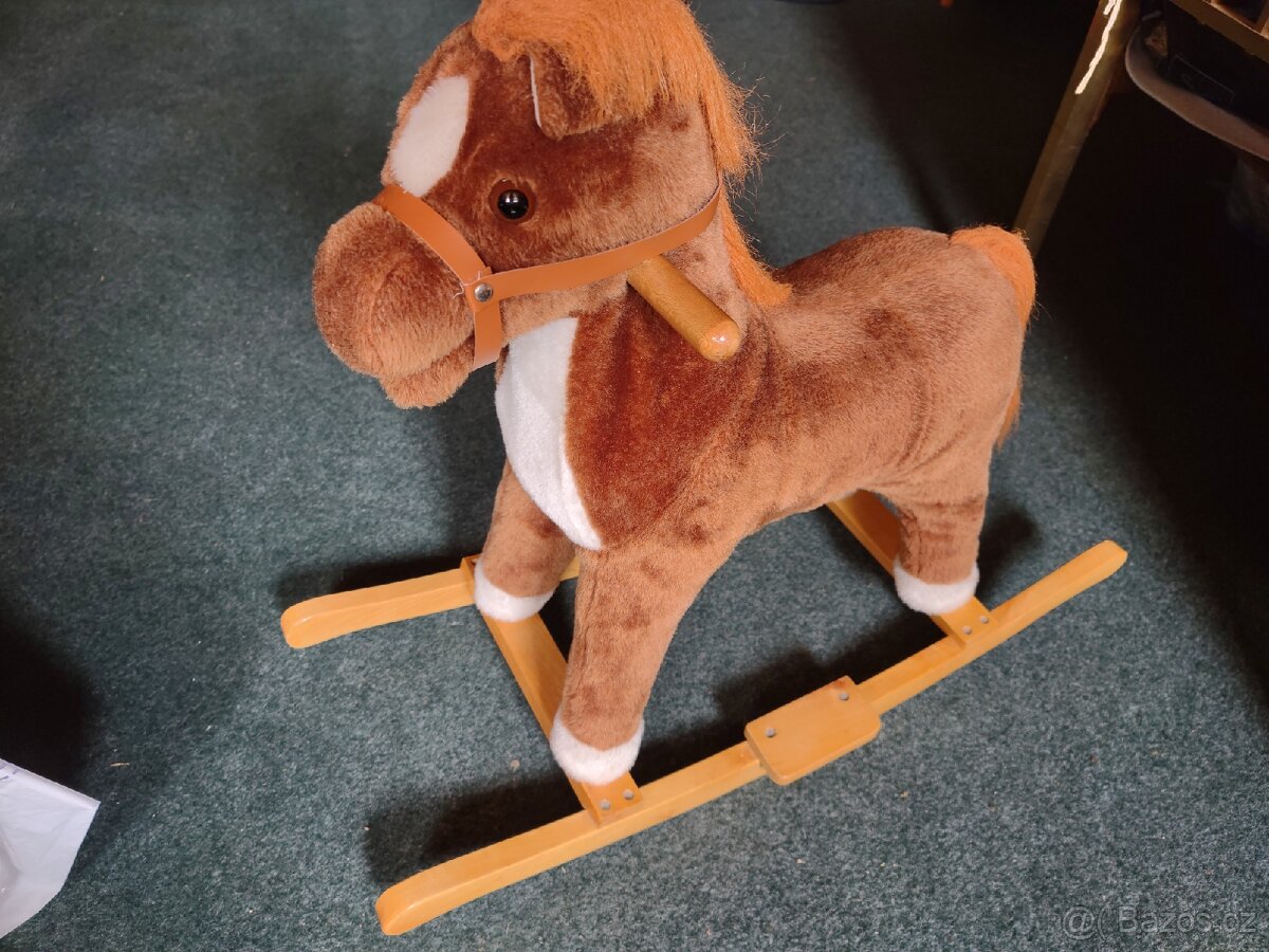 Houpací a řehtající koník
