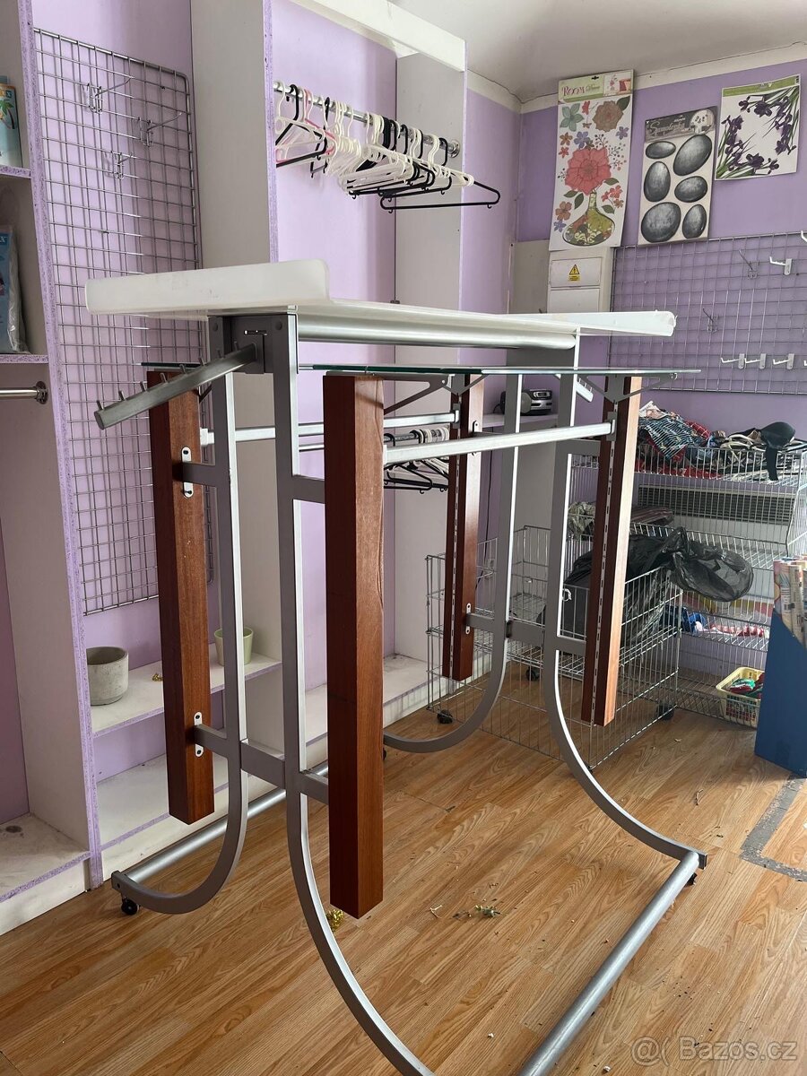 Štendr, stojan, věšák