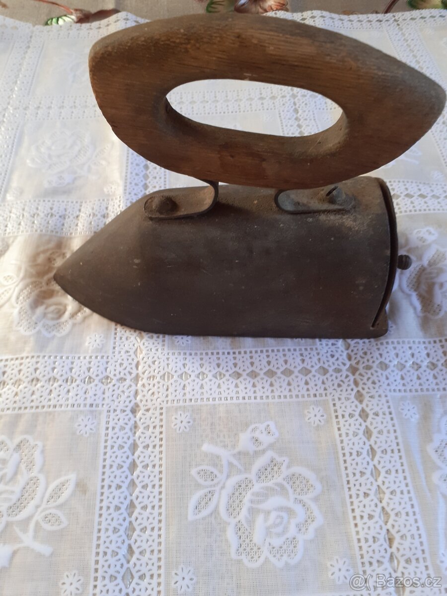 Starožitna žehlička, ruční  bruska, svícen, miska