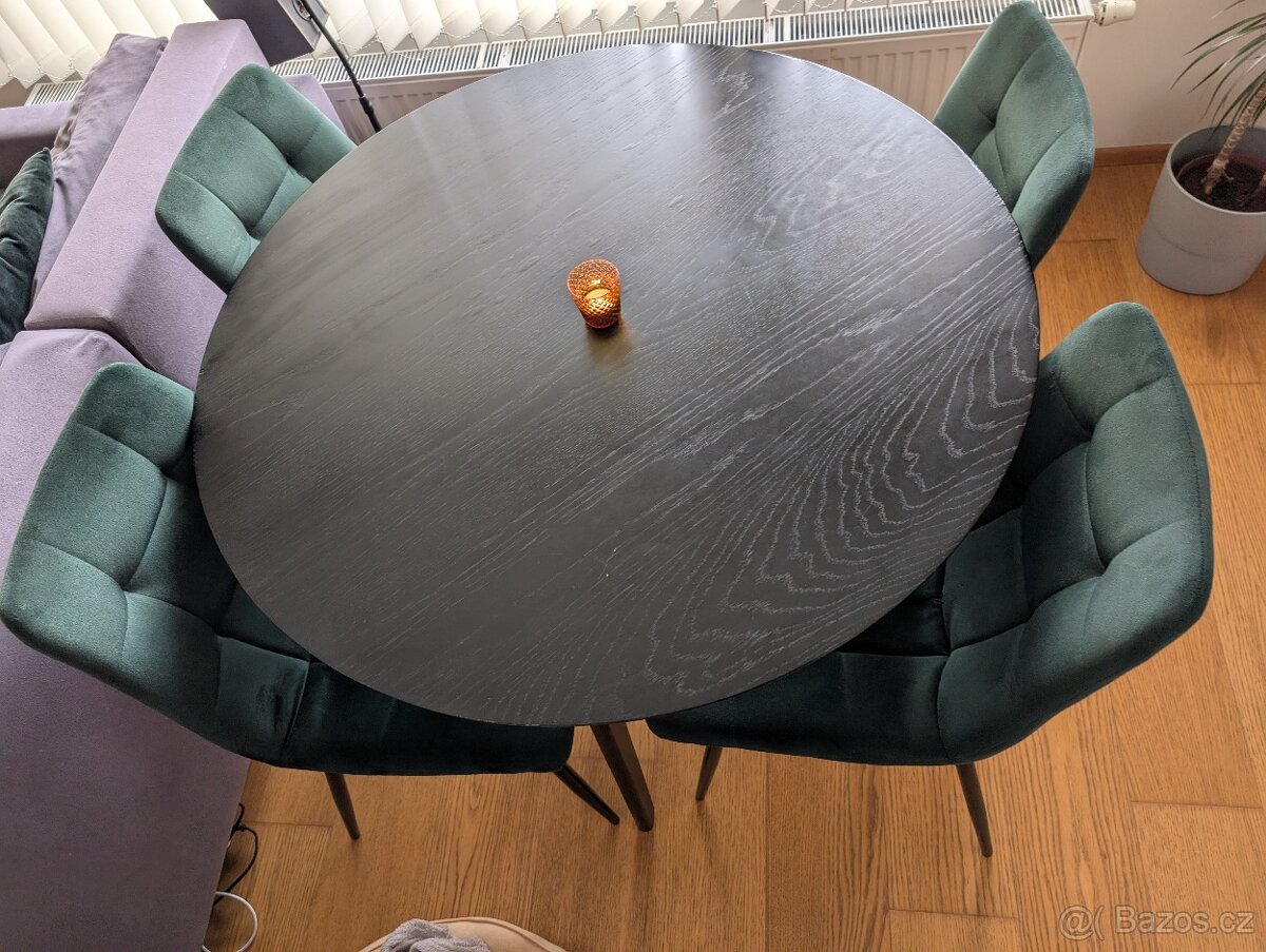 Designový kulatý jídelní stůl se 4 zelenými sametovými židle