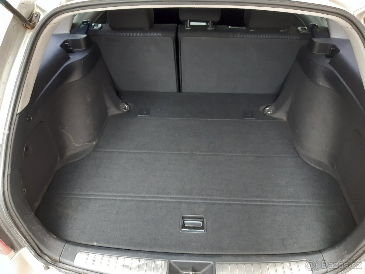 Toyota Avensis podlaha kufru
