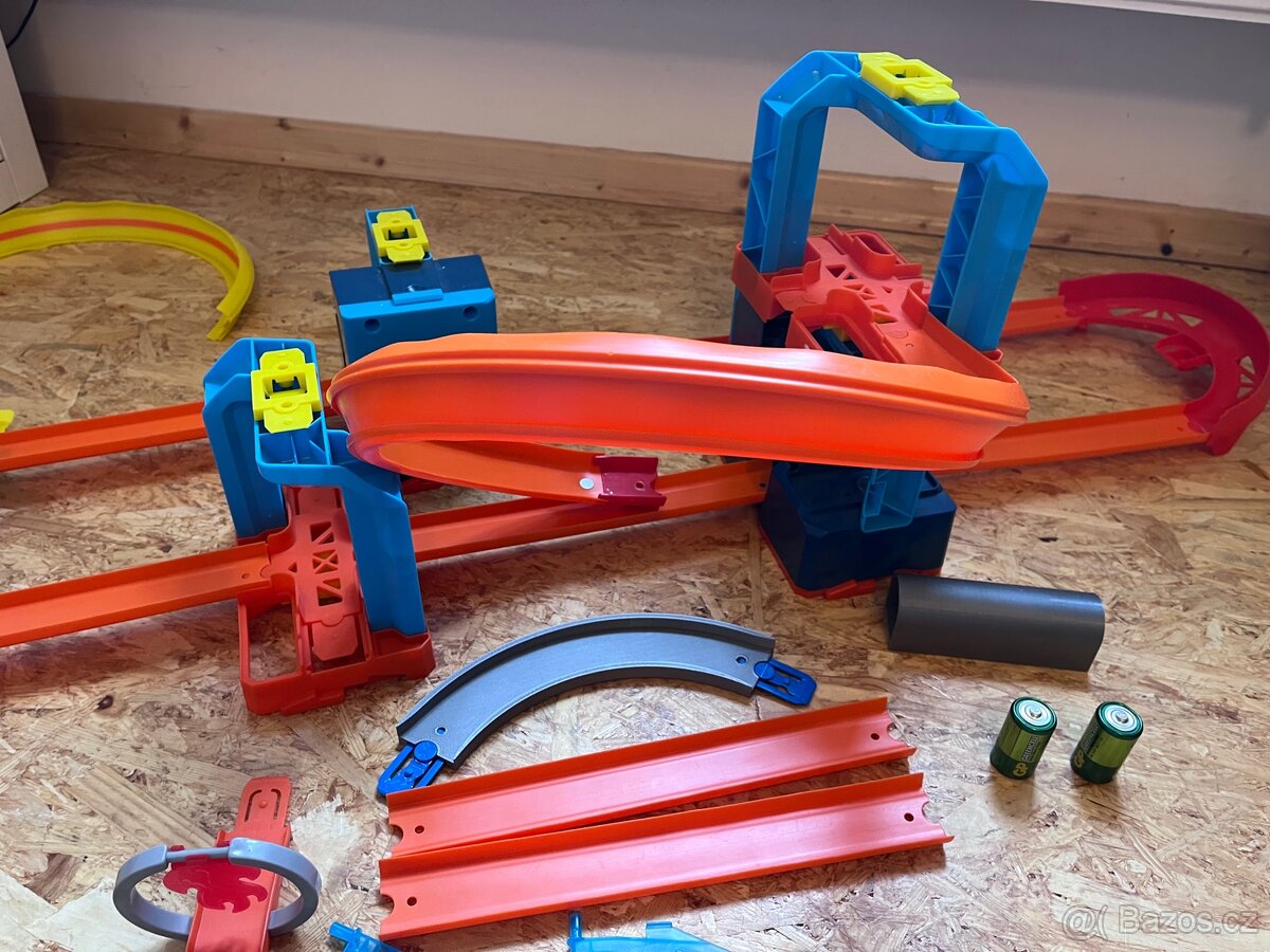 Hot Wheels track builder motorizovaný set + něco navíc