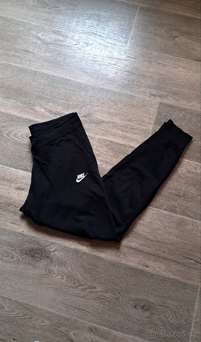 Hezké dámské tepláky Nike