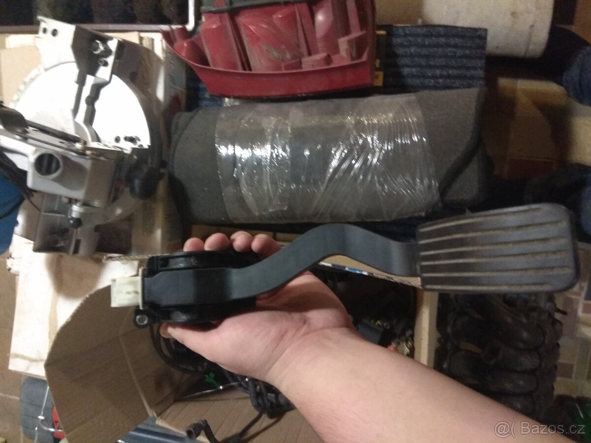 Peugeot 307 1.6 16v 2004 pedál plynu