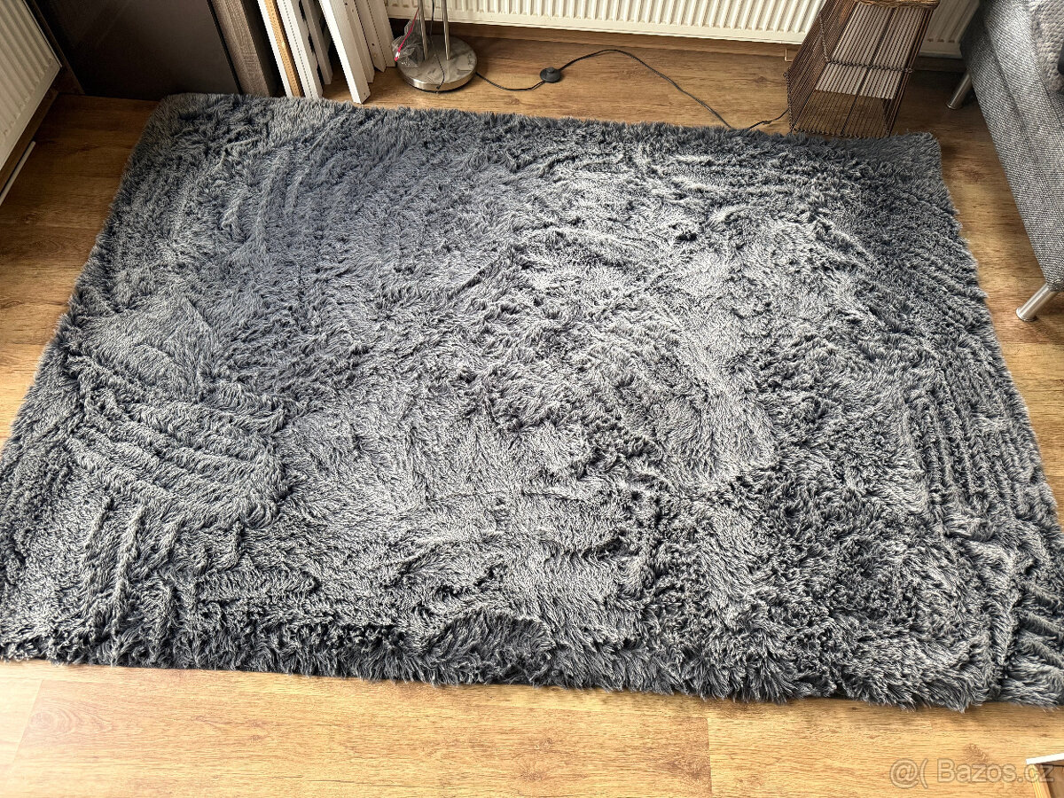 Dva kožešinové koberce 166x236cm a 61x120cm