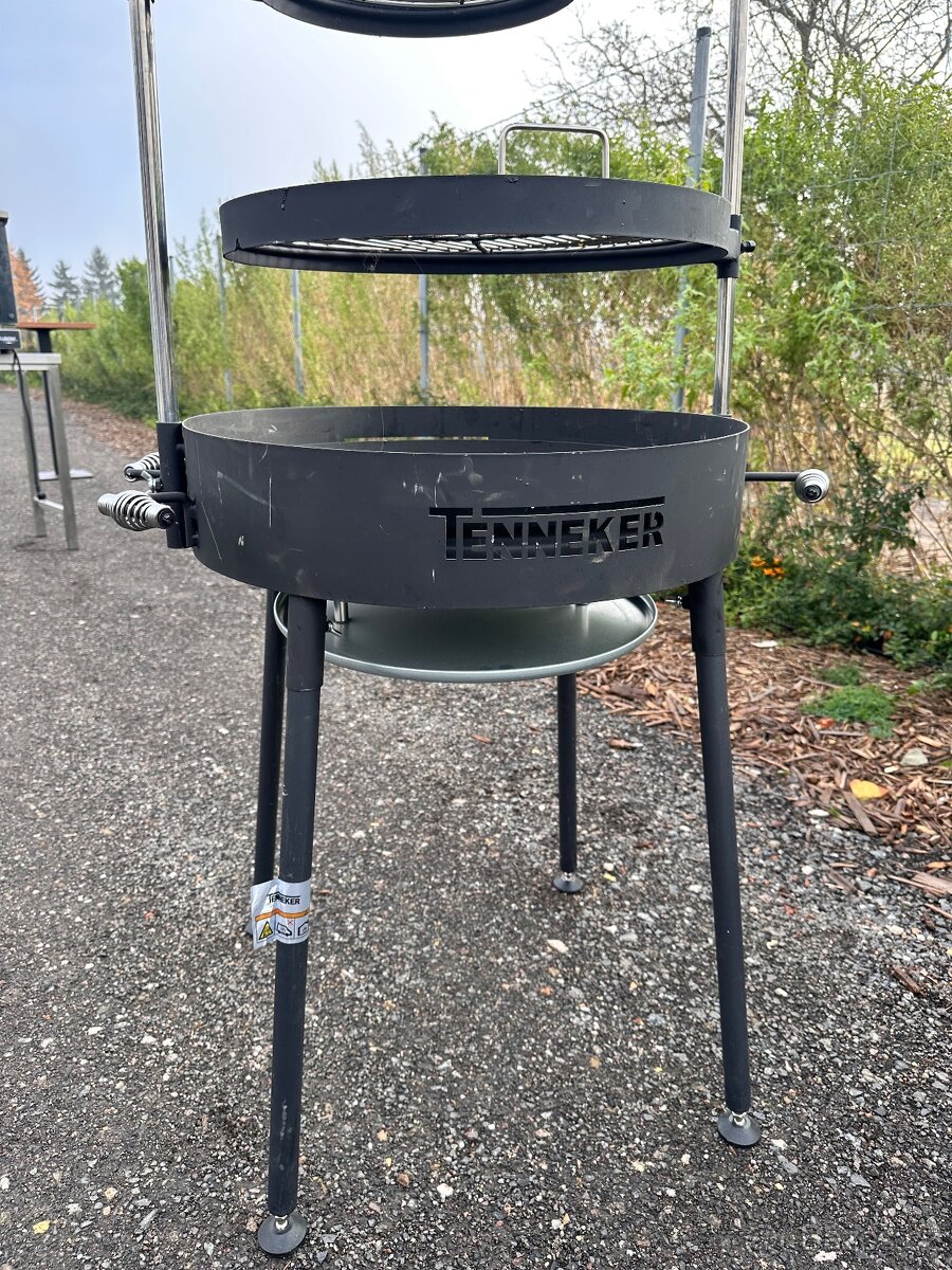 Gril Tenneker na dřěvěné uhlí