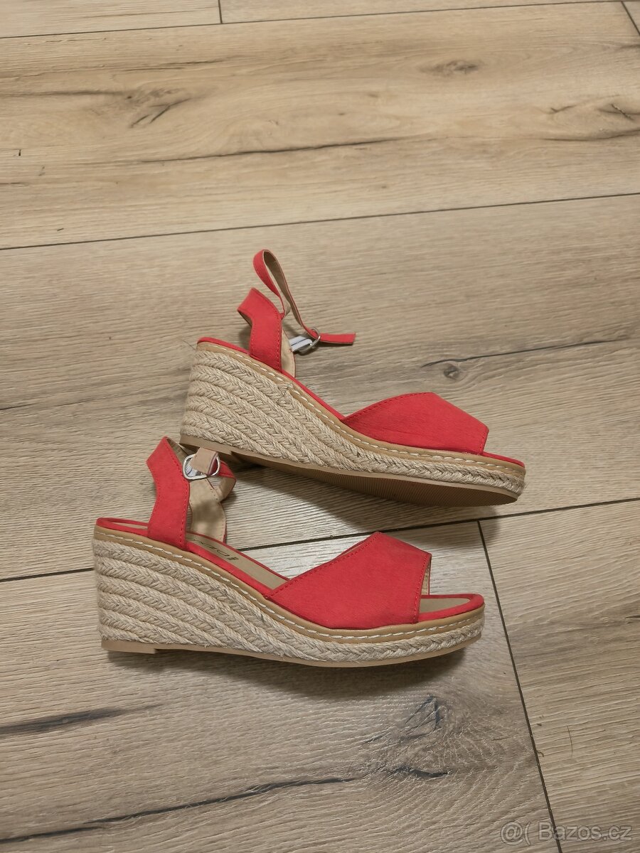 Dámské sandály na klínku vel. 37