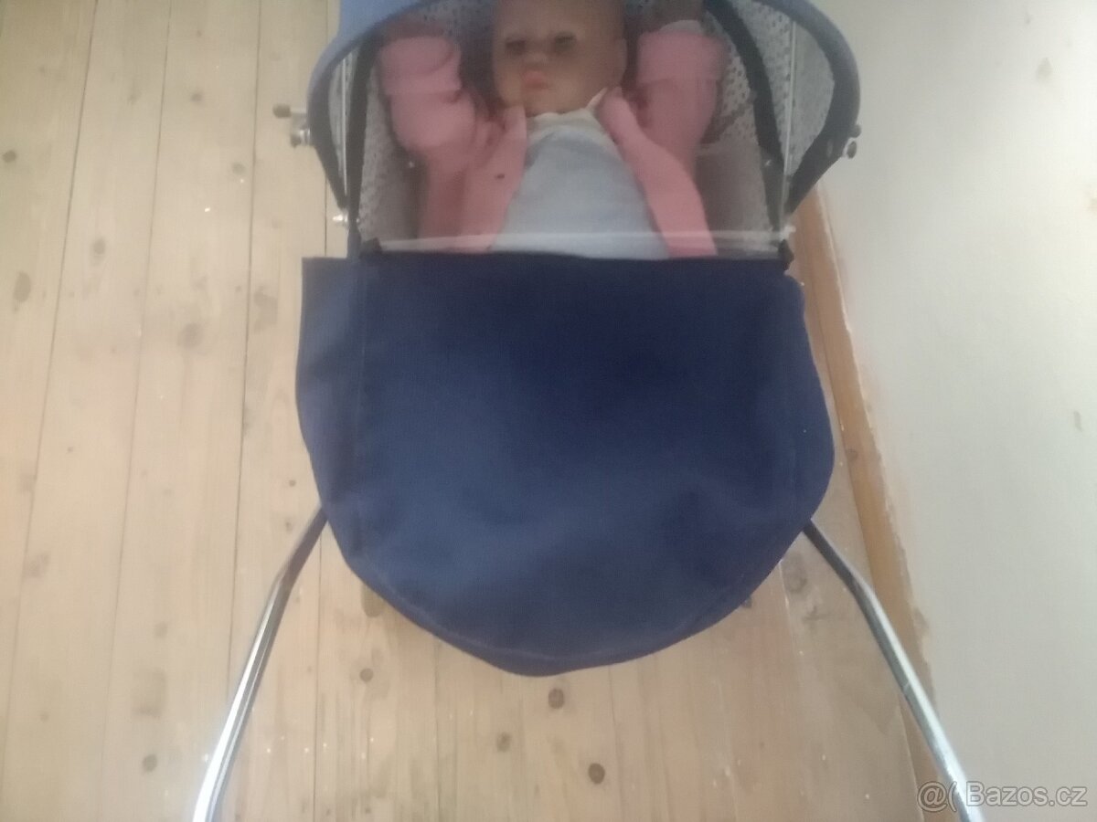 Retro kočárek s panenkou