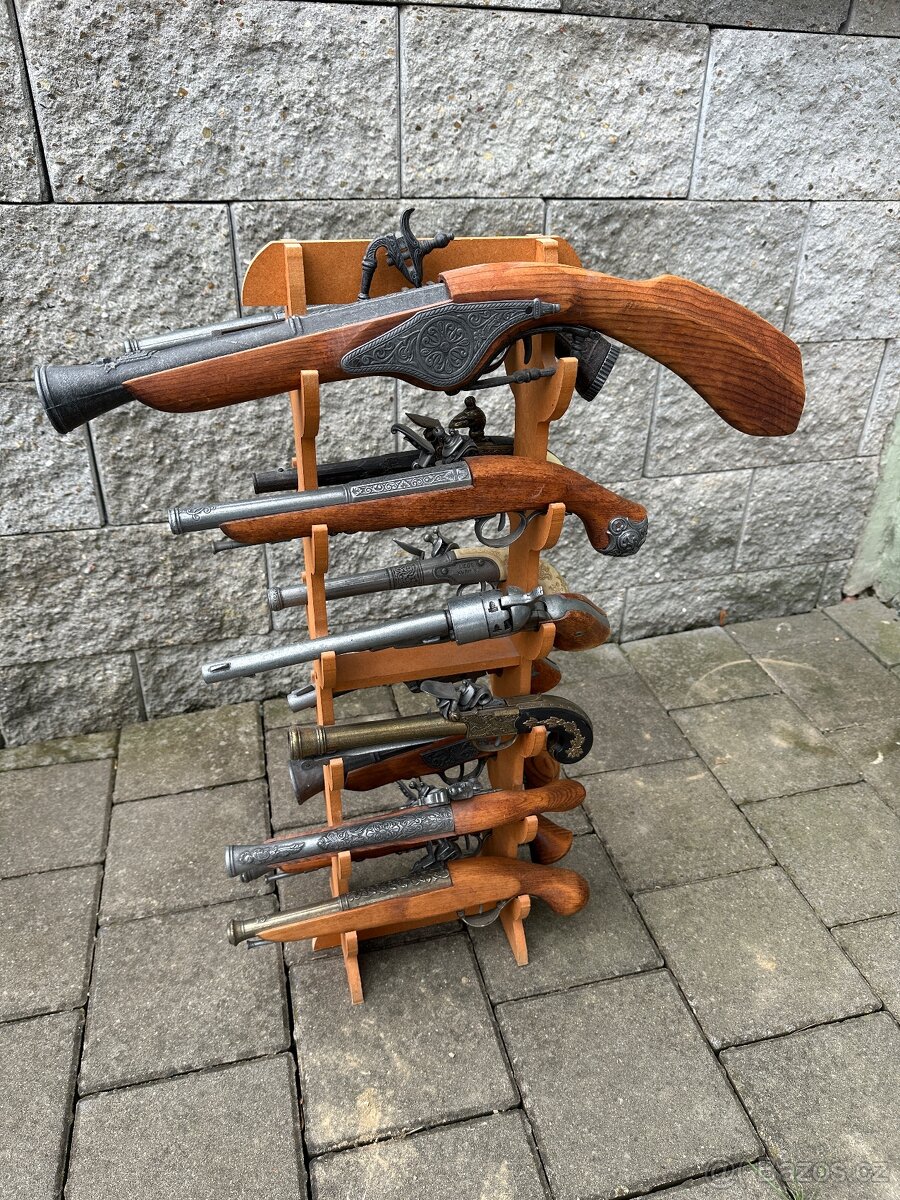 Repliky starožitných/historických zbraní