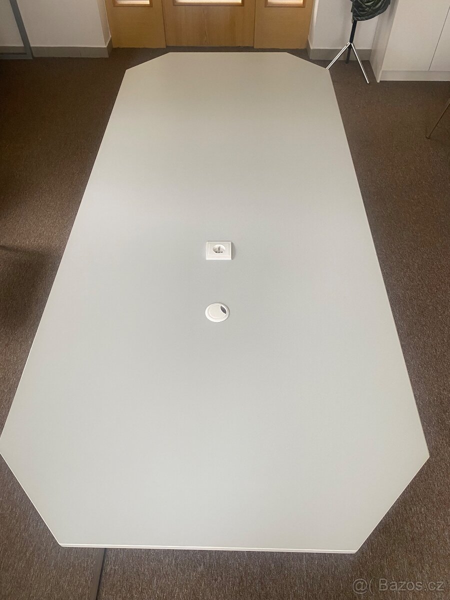 Kancelářský stůl s kovovou konstrukcí