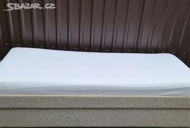 Krásná postel s matrací 200x90,úložný prostor