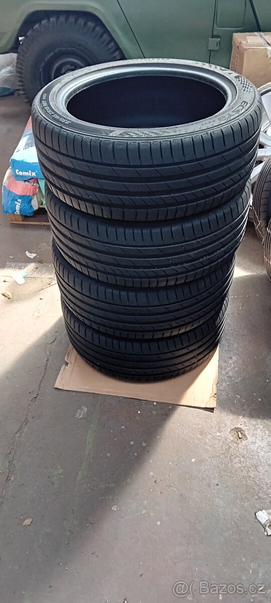 Kumho 235/45 R18
