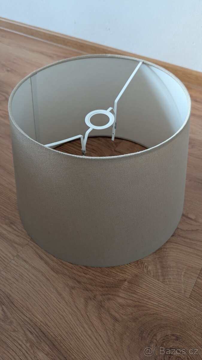 Béžové stínidlo na lampu IKEA SKOTTORP.