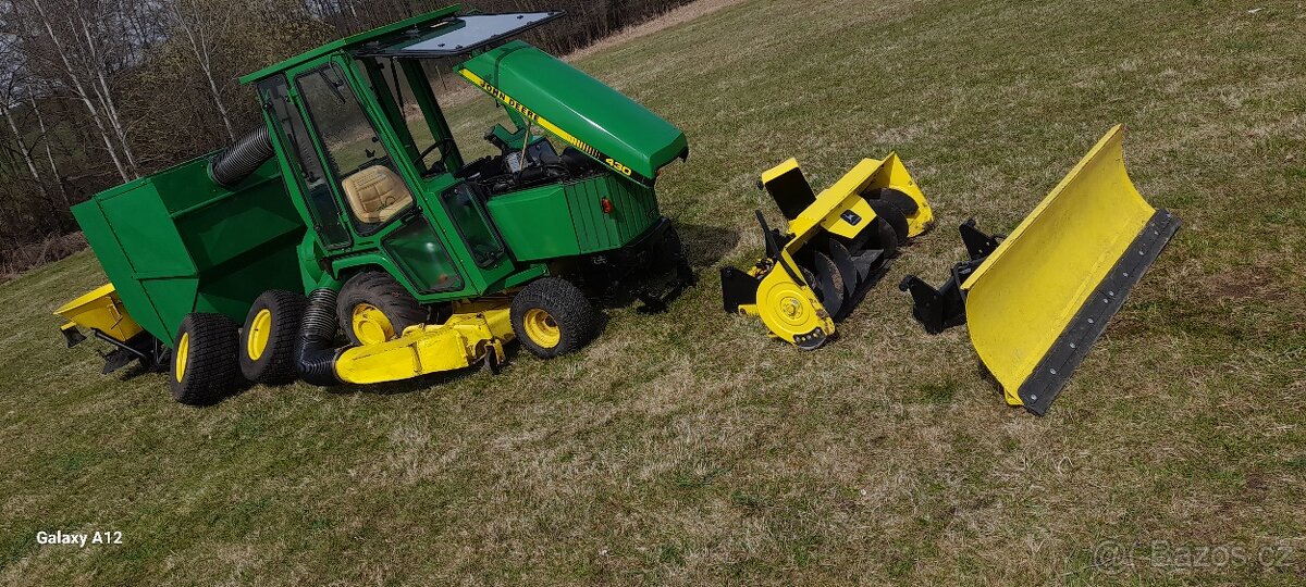 Komunalni traktor John Deere