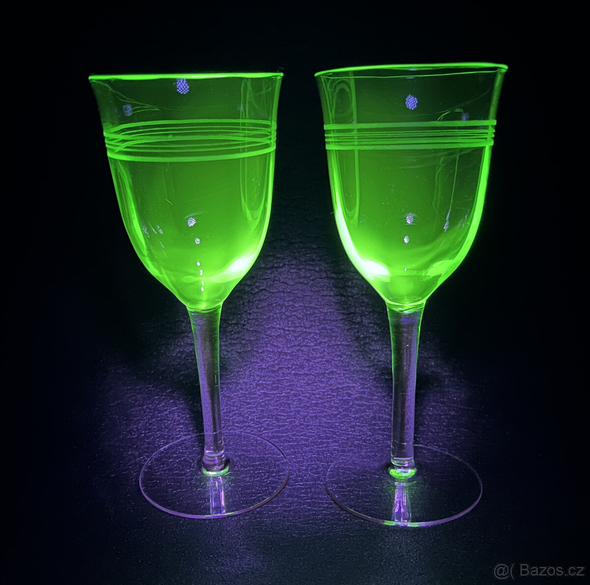 2x starožitná sklenice na víno 100ml, uranové sklo