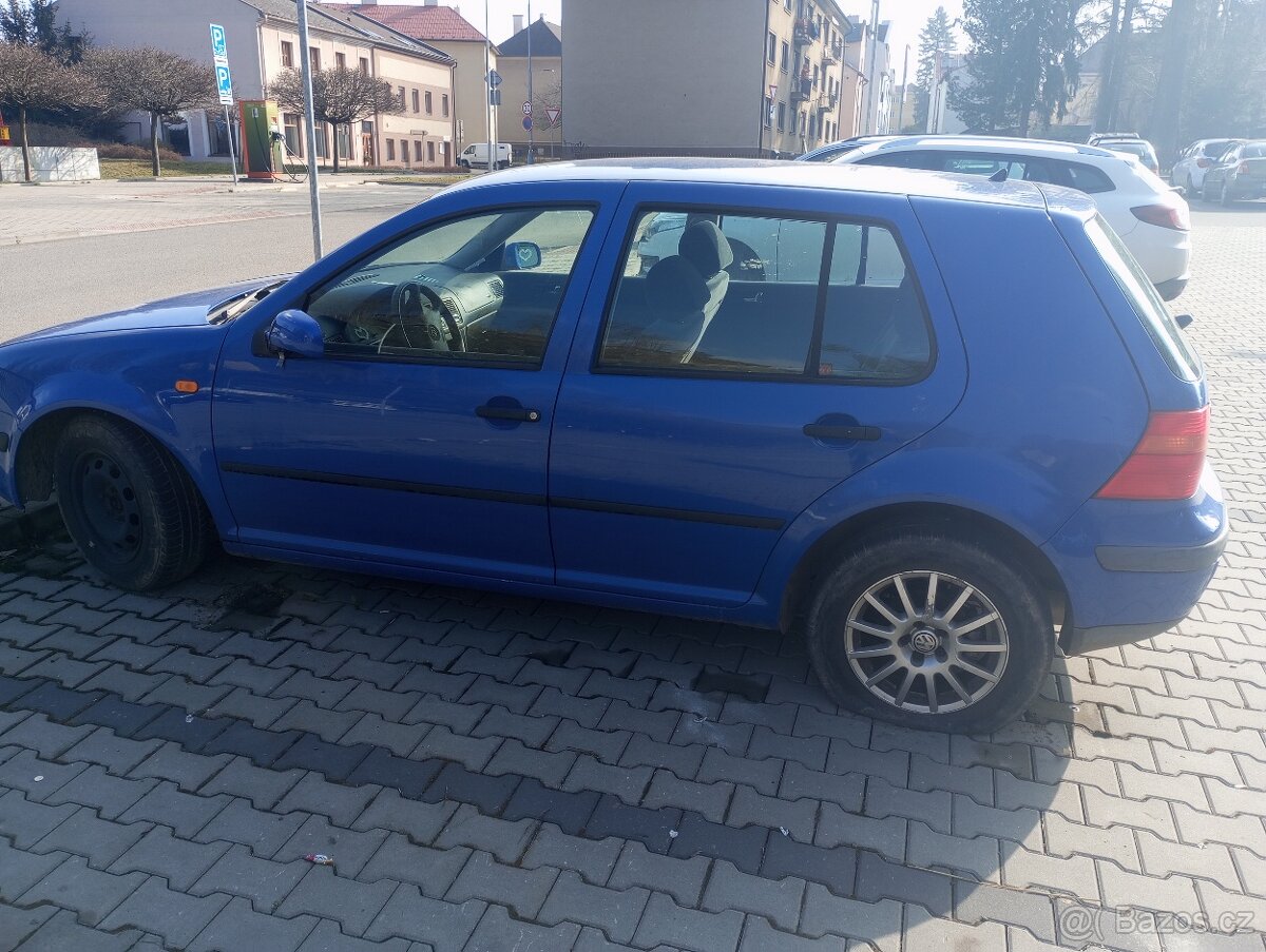Prodám Volkswagen golf 4 , 1.4 na náhradní díly