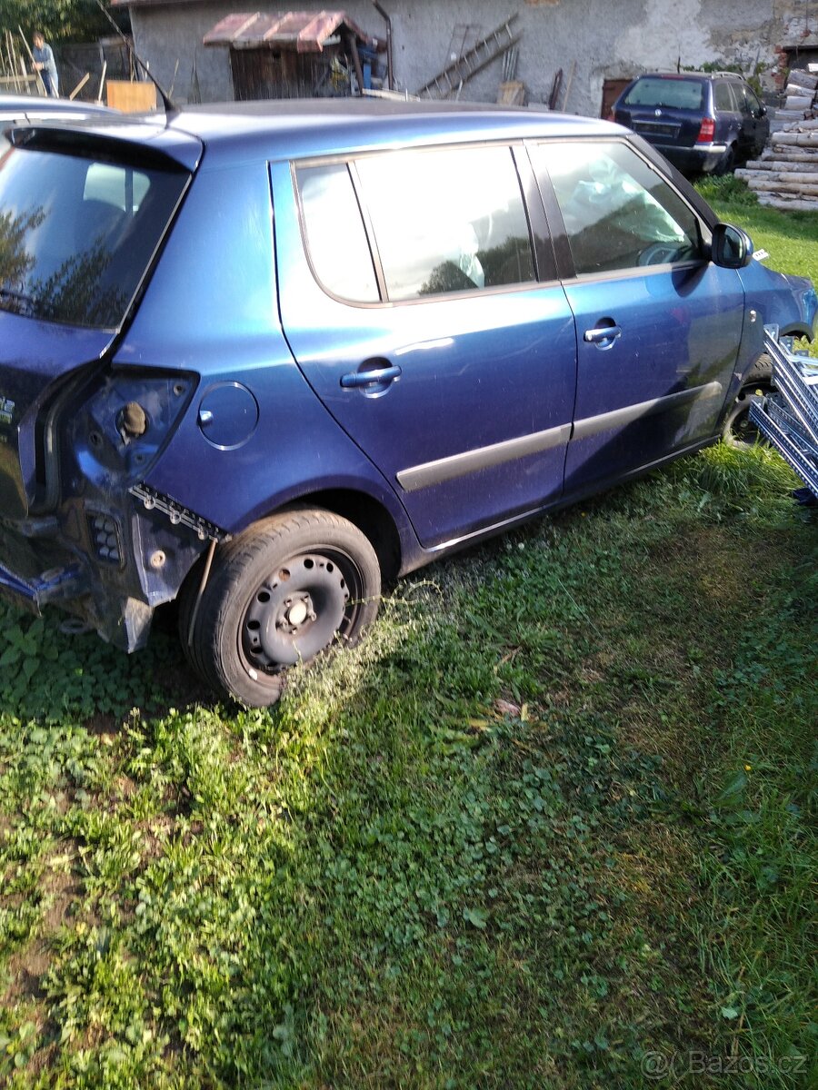 nd škdoa fabia 2 1.4 63kw modrá bílá červená stříbrná vinova