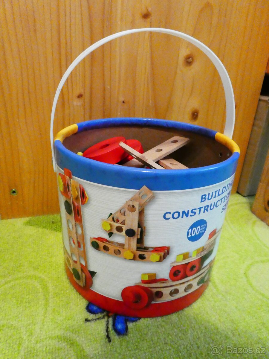 Dřevěná stavebnice se šroubky a matičkami