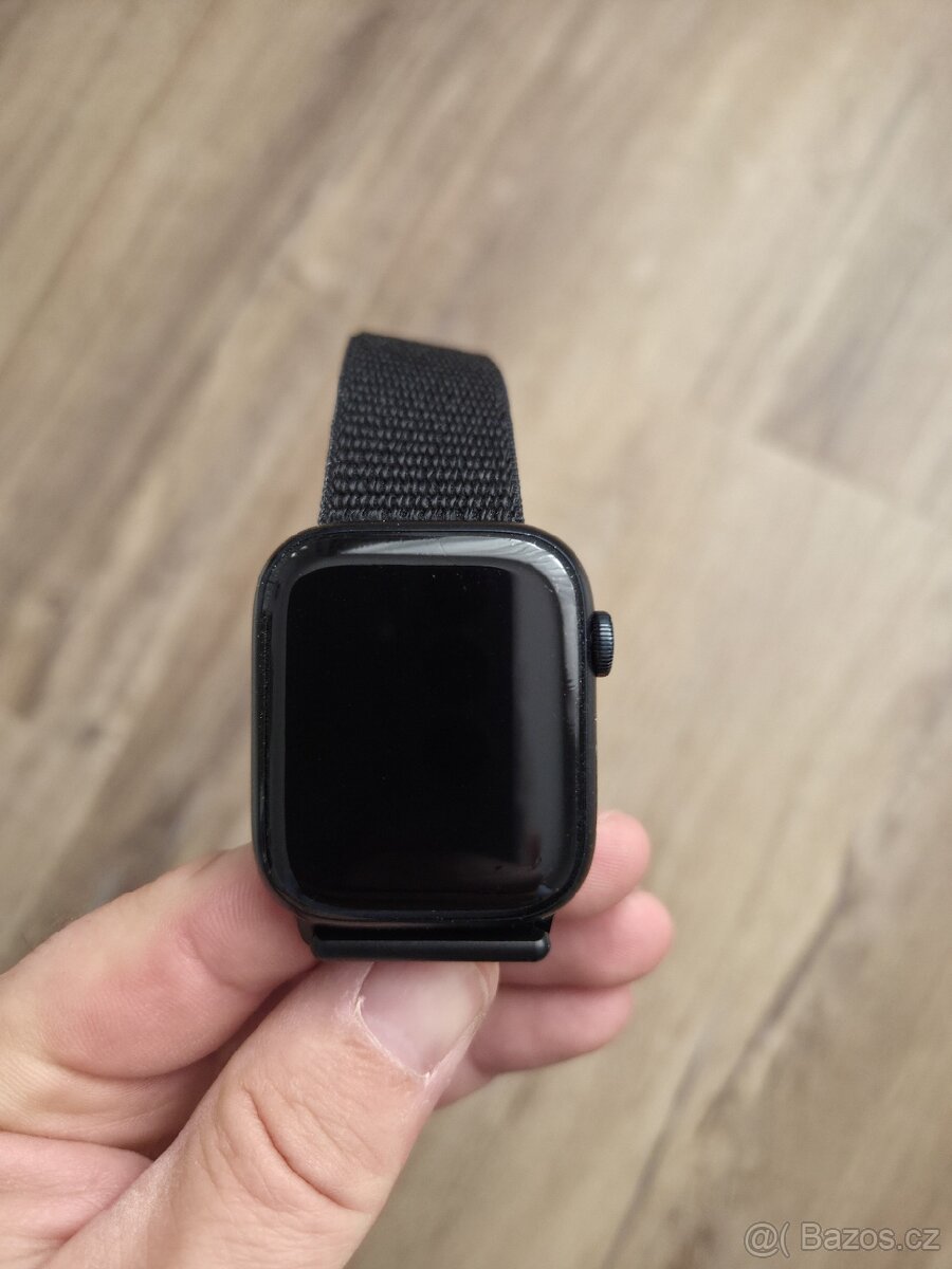 Apple Watch 7, černé 44 mm