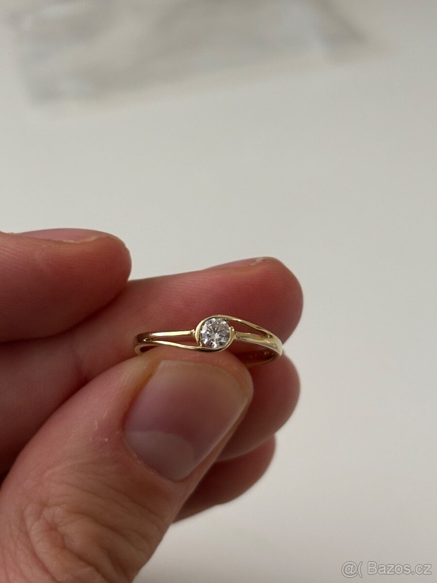 Dámský zlatý prsten s Briliantem