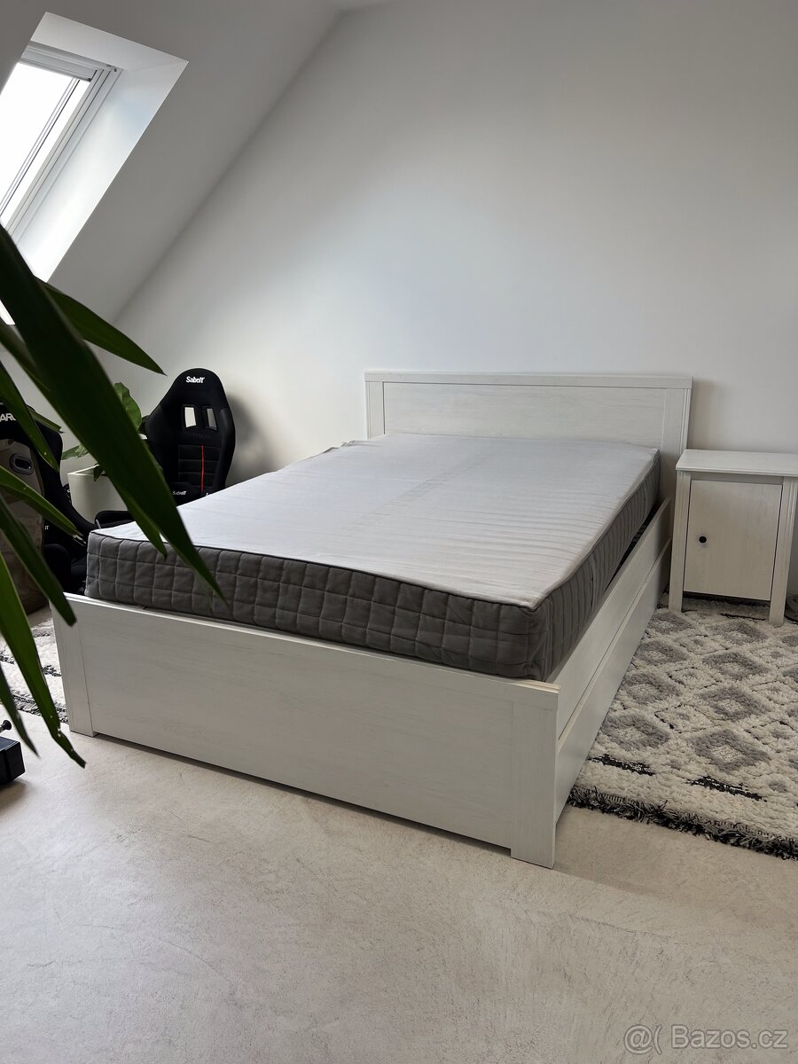 Postel IKEAs nočním stolkem, matrací a roštem