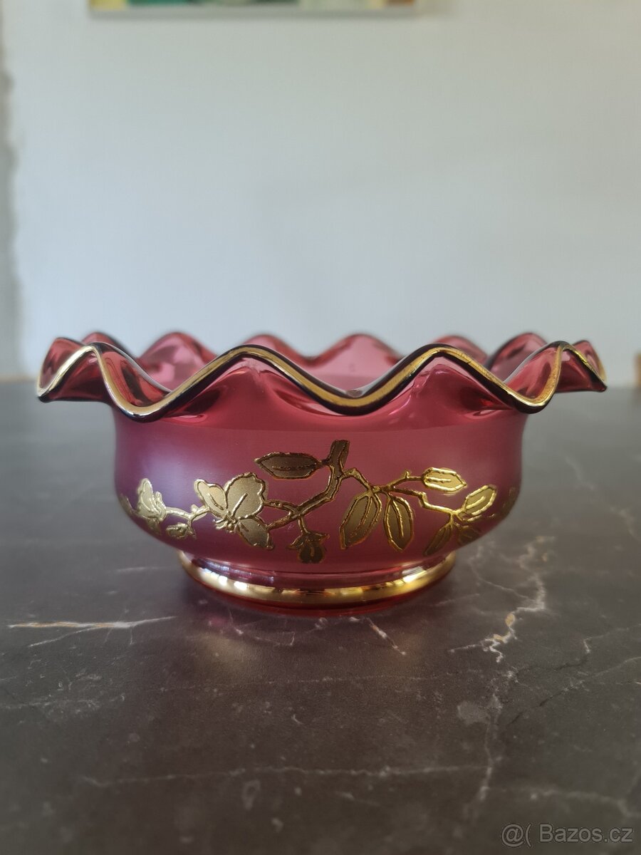 Krásná mísa z růžového skla