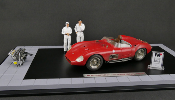 CMC M-172 Maserati 300S + Motor + 2 figurky + vitrína