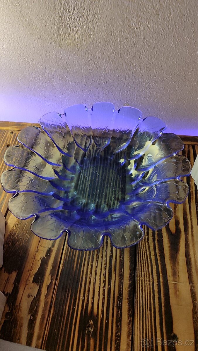 Modrá skleněná mísa