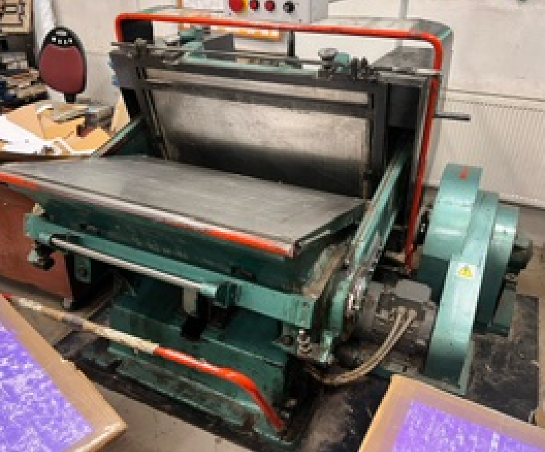 příklopový výsekový lis STRATI B1