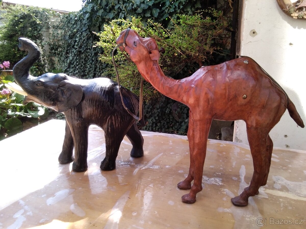 dve velke figurky-slon-velbloud
