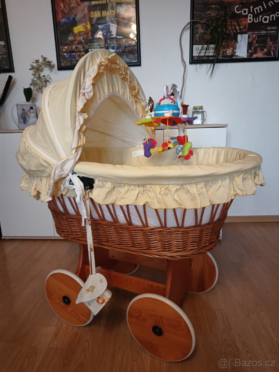 Proutěný košík na miminko s kolečky