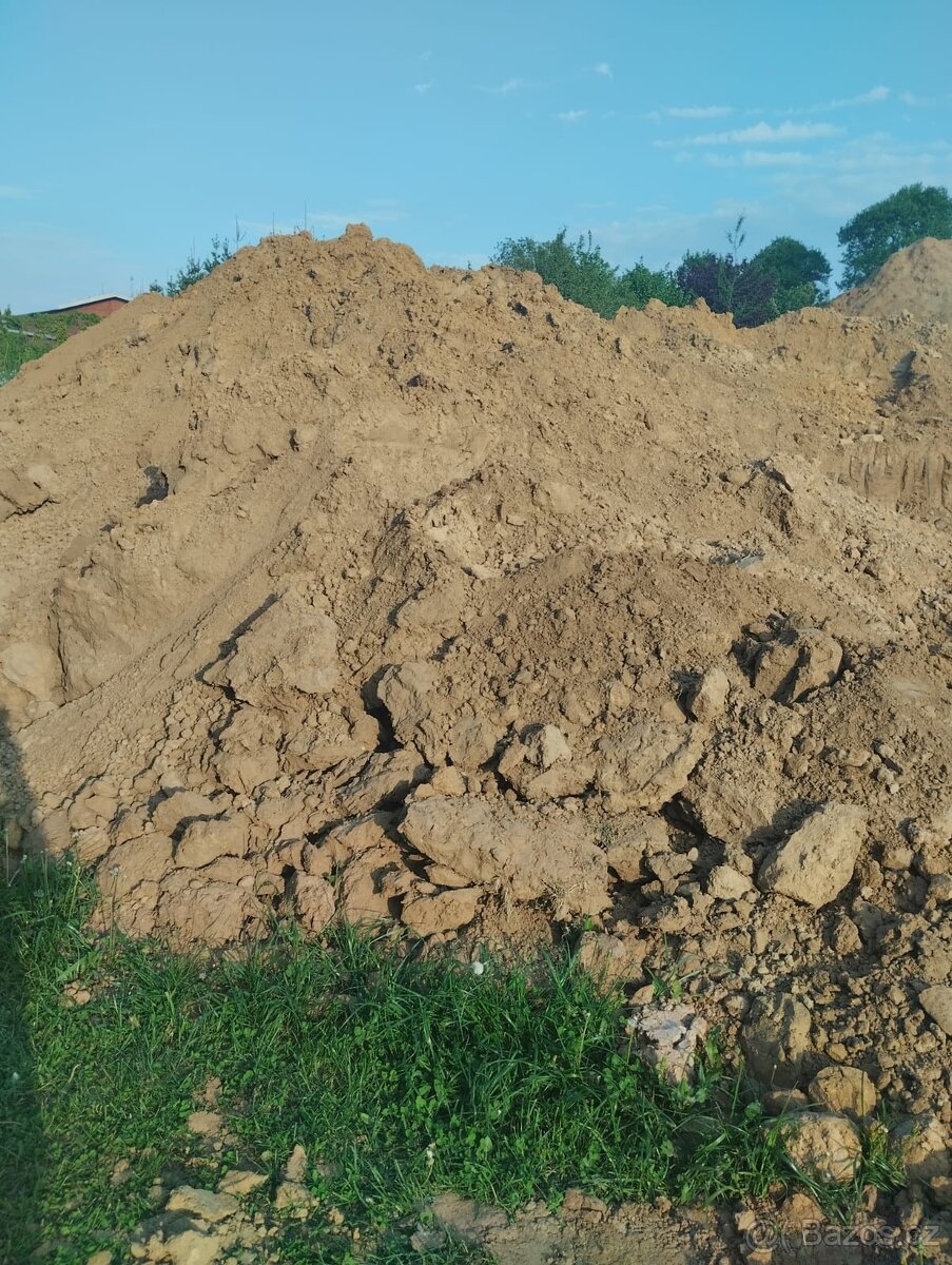 Daruji hlínu za odvoz