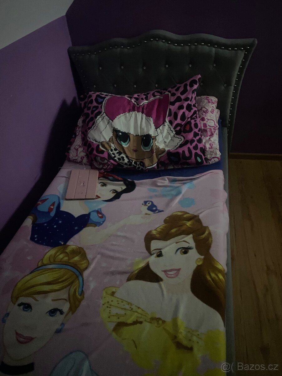 Čalouněná postel z kamínky