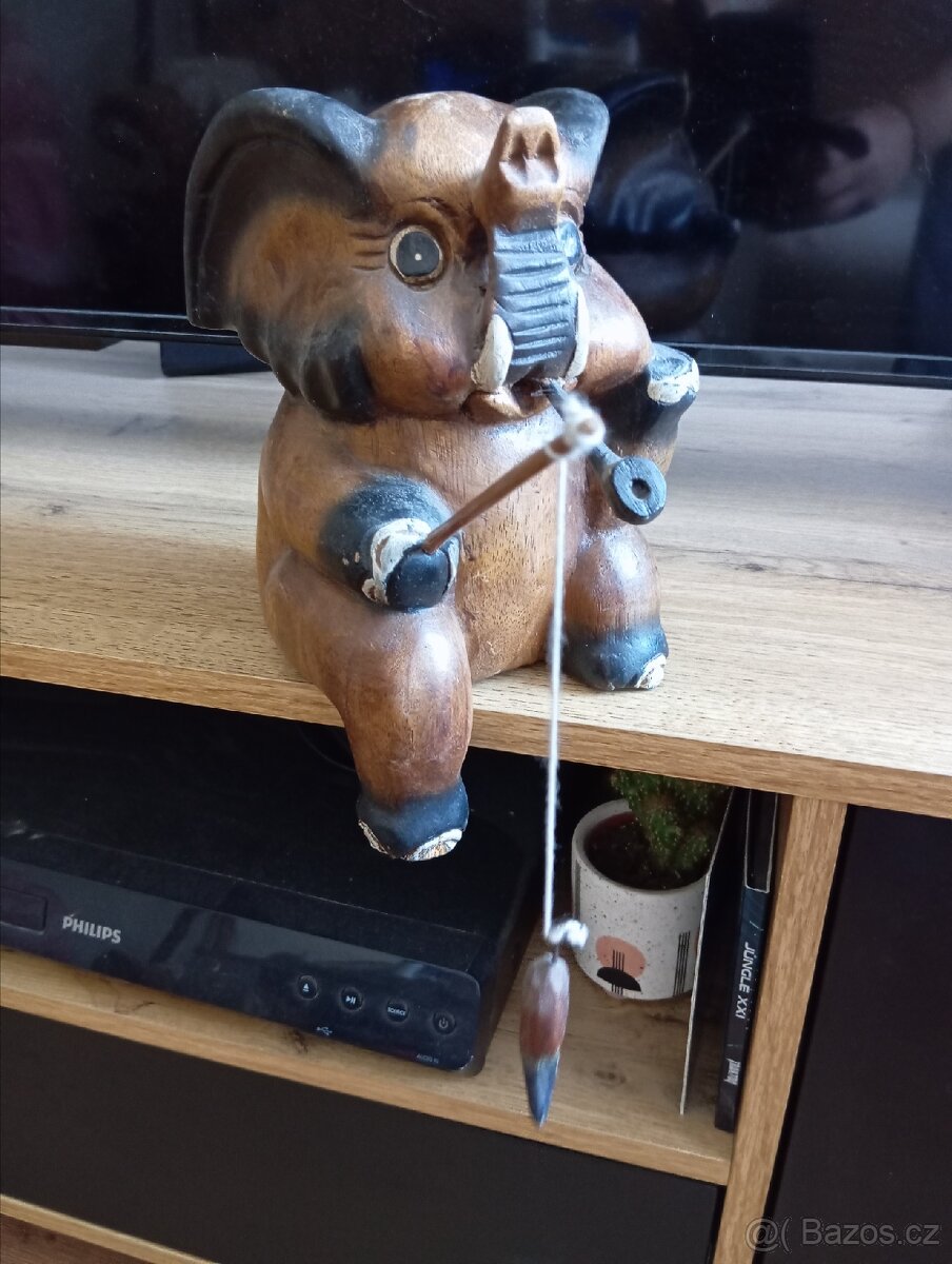 Dřevěný slon rybář