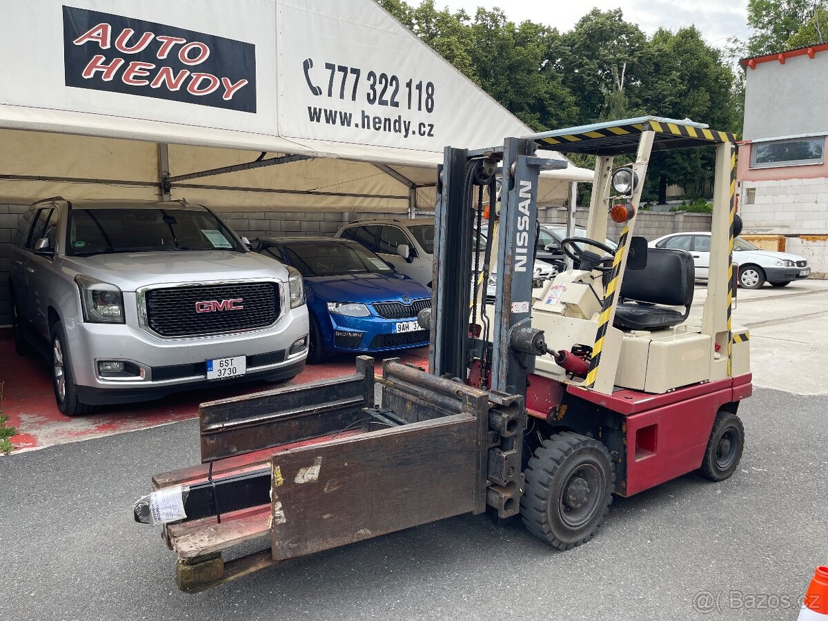 Vysokozdvižný vozík Nissan H01 A15 čelistmi na balíky