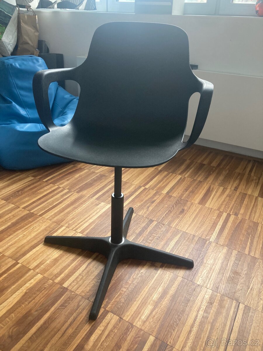 Otočná židle černá IKEA