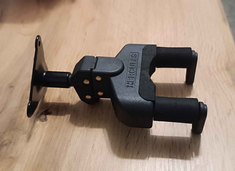 Prodám 2 nástěnné věšáky na kytary