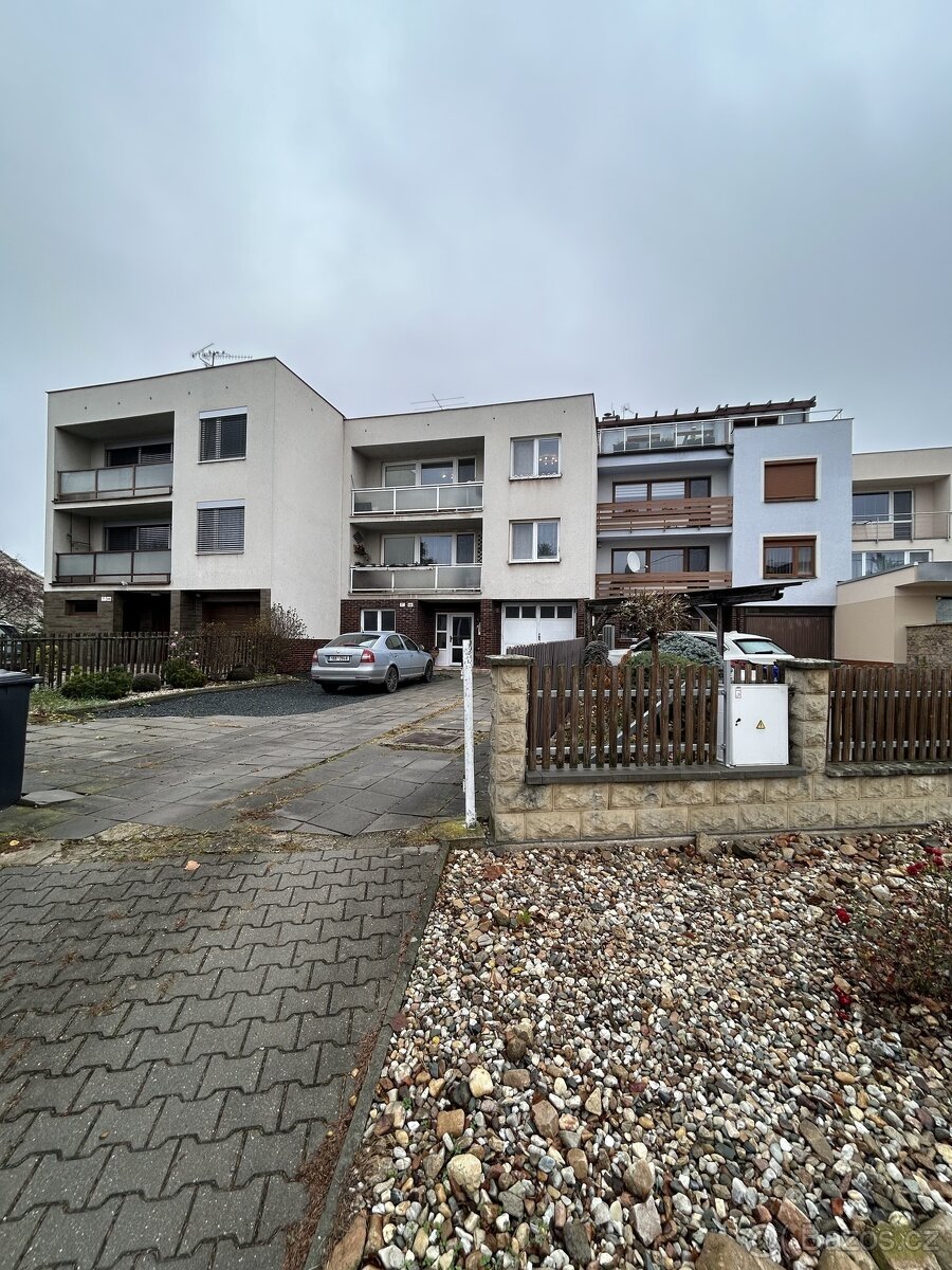 Prodej vyčleněné bytové jednotky v RD s parkovacími místy a 