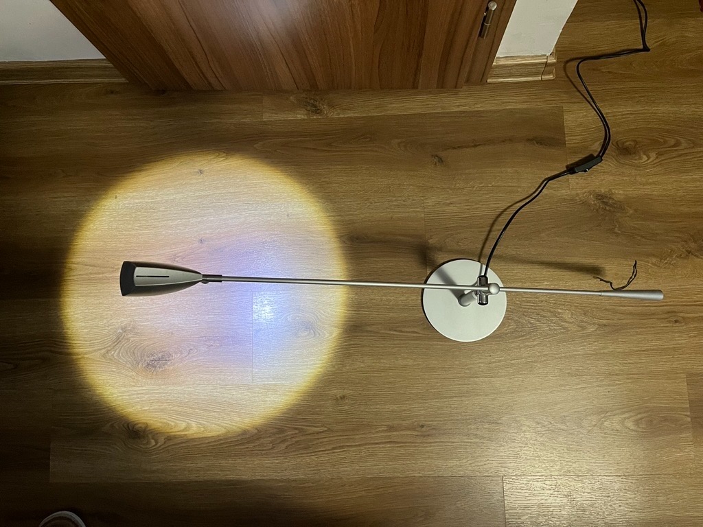 Moderní stolní lampa