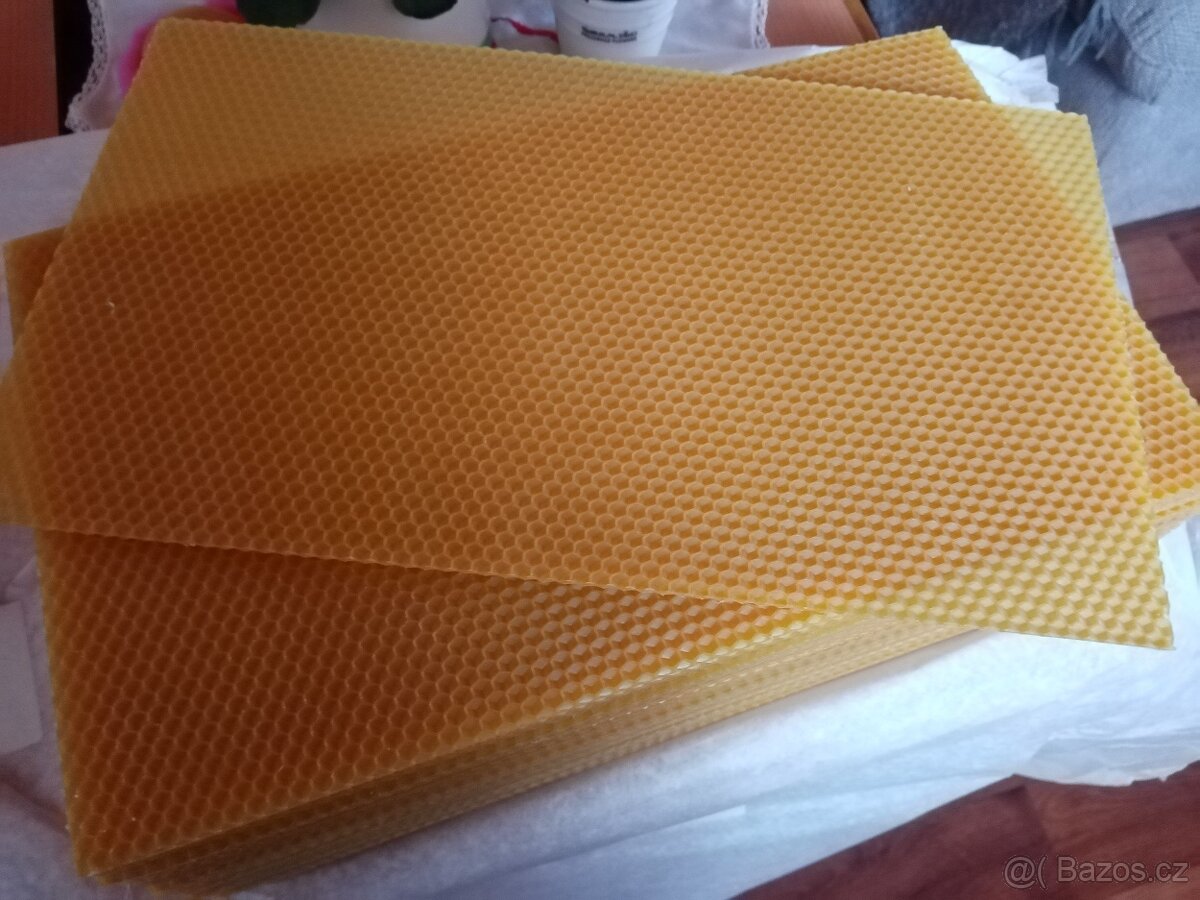 Mezistěny ze včelího vosku a vosk