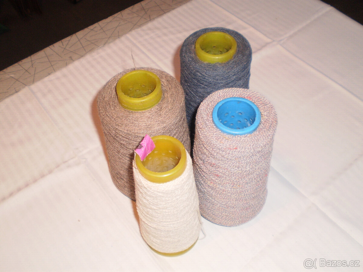 Pletací nitě různé barvy