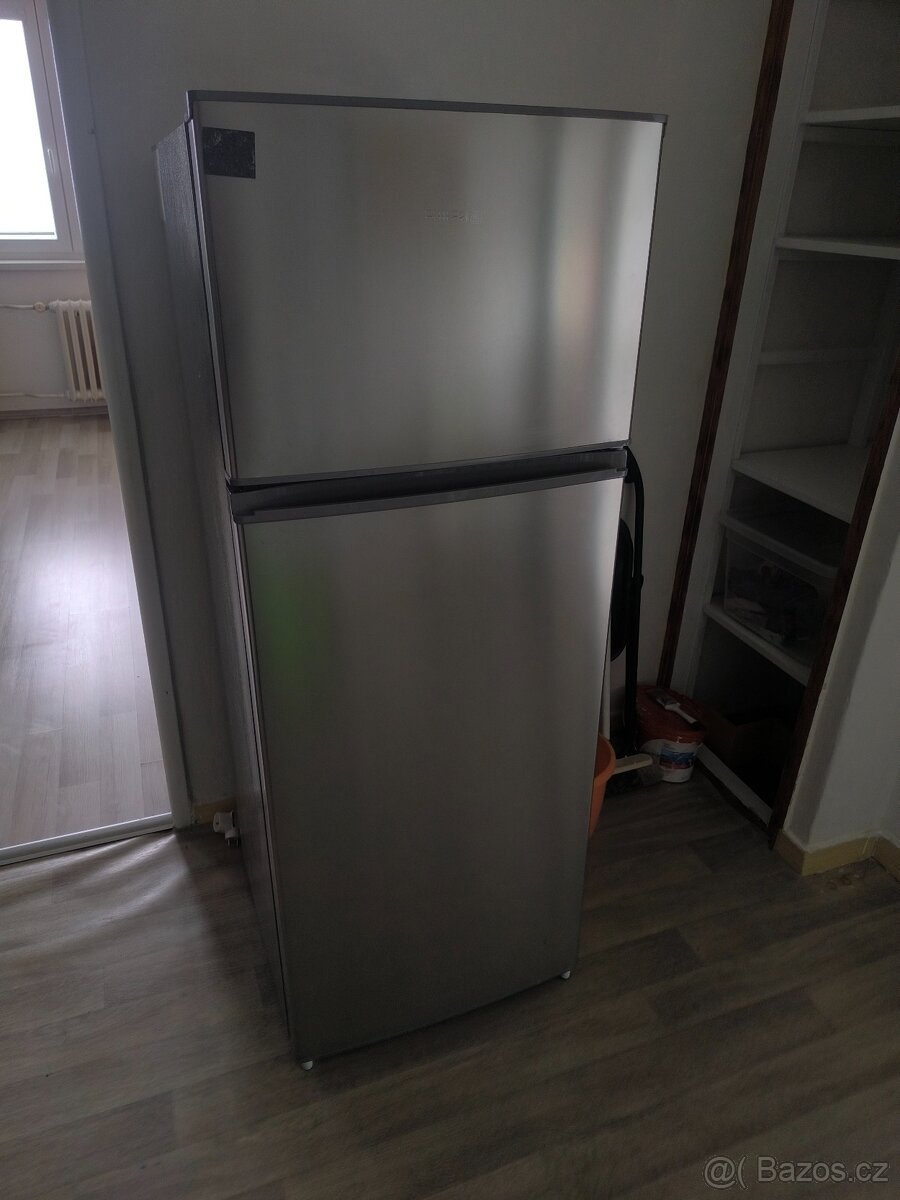 Kombinovaná šedá lednice s mrazakem