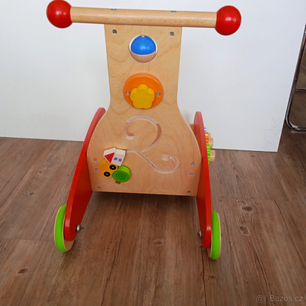 Dětské dřevěné chodítko