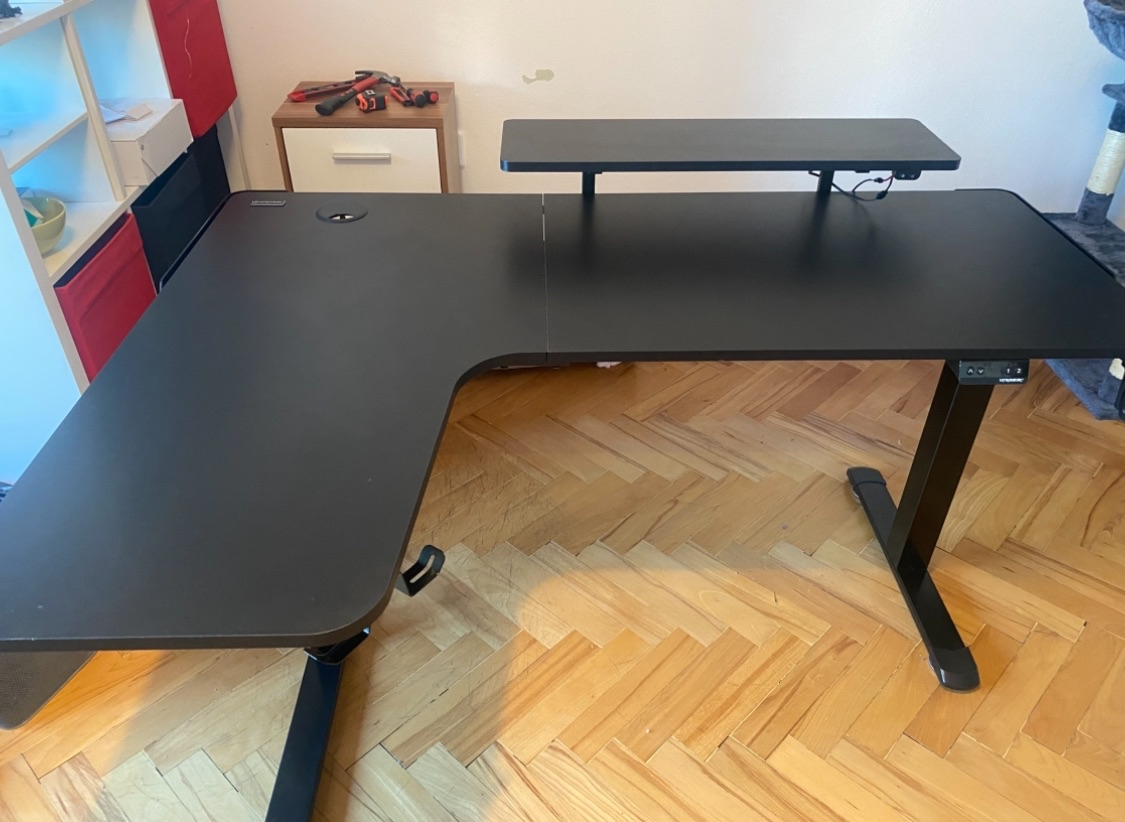 Herní stůl s nastavitelnou výškou