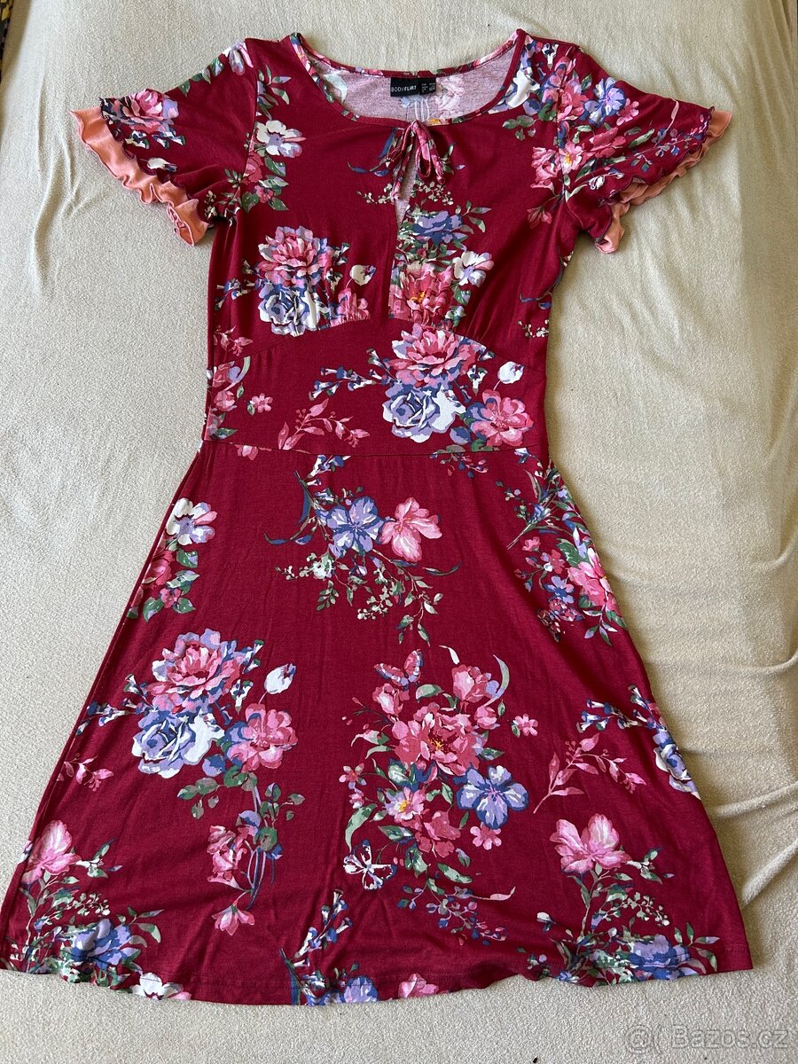 Společenské květované šaty