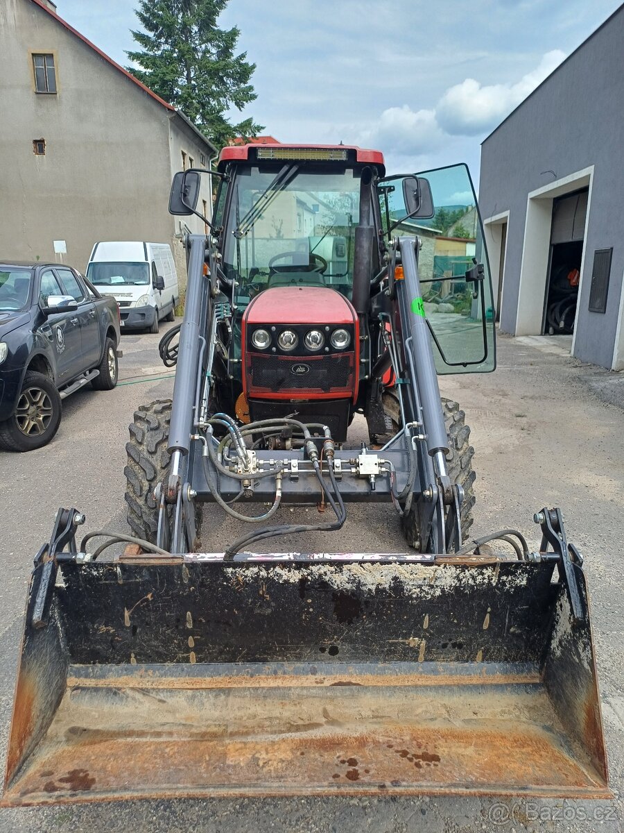 Traktor s čelním nakladačem