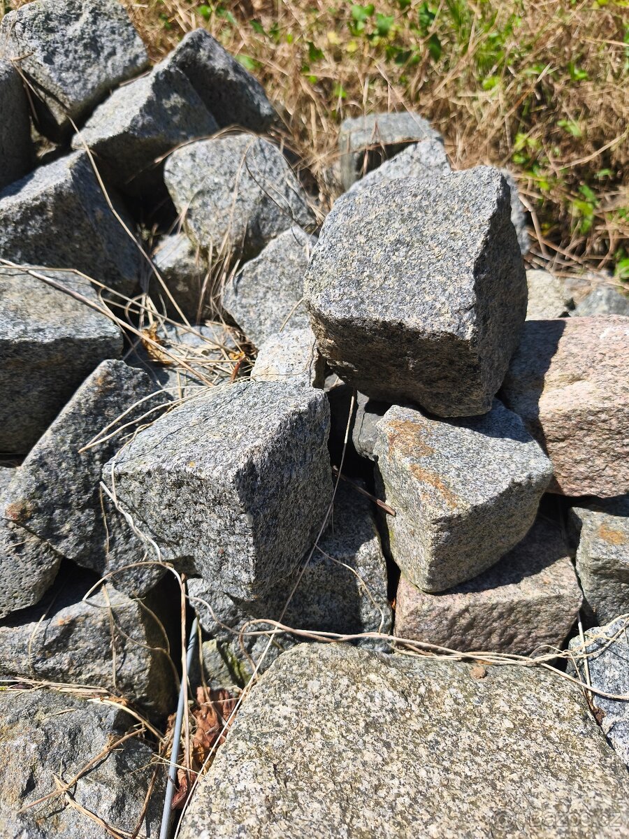 Žulové dlažební kostky