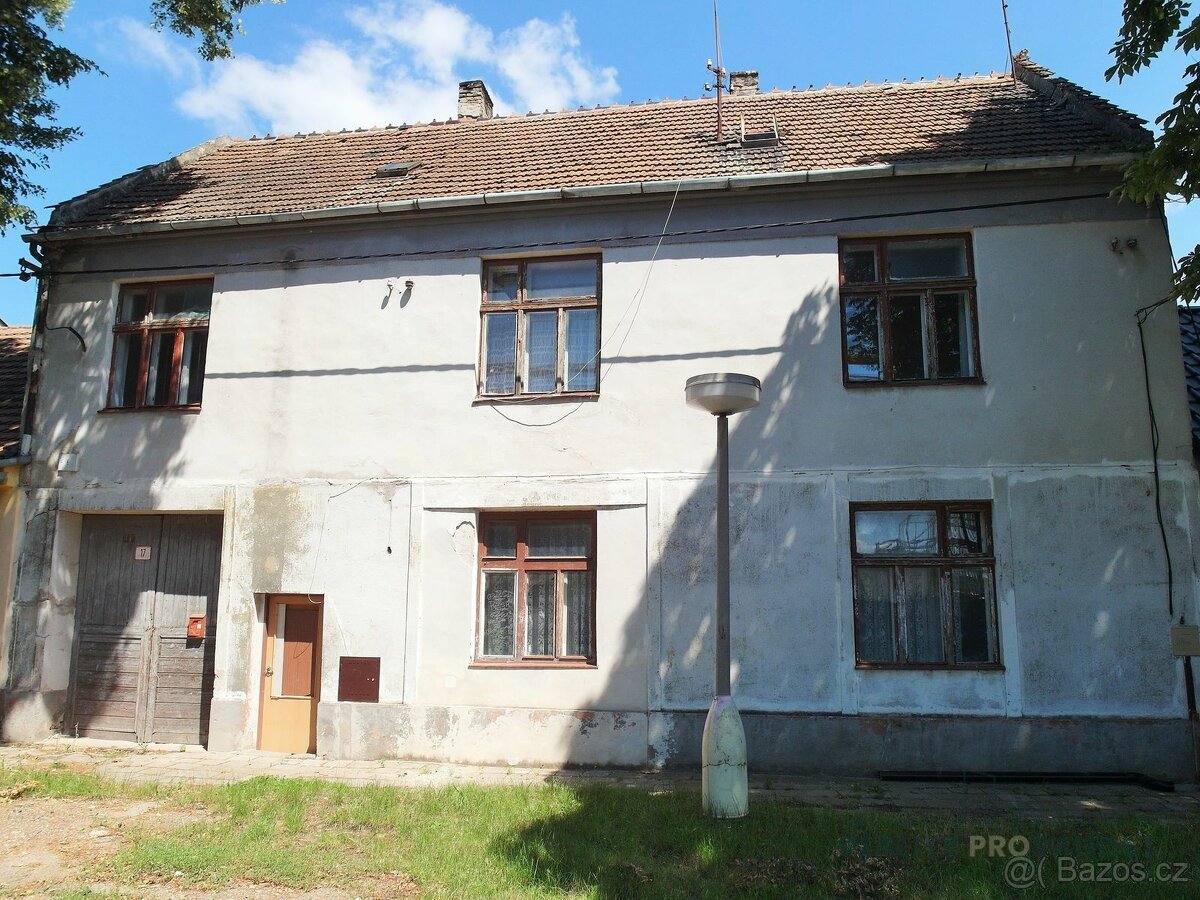 Rodinný dům se třemi bytovými jednotkami s pozemkem v Břecla